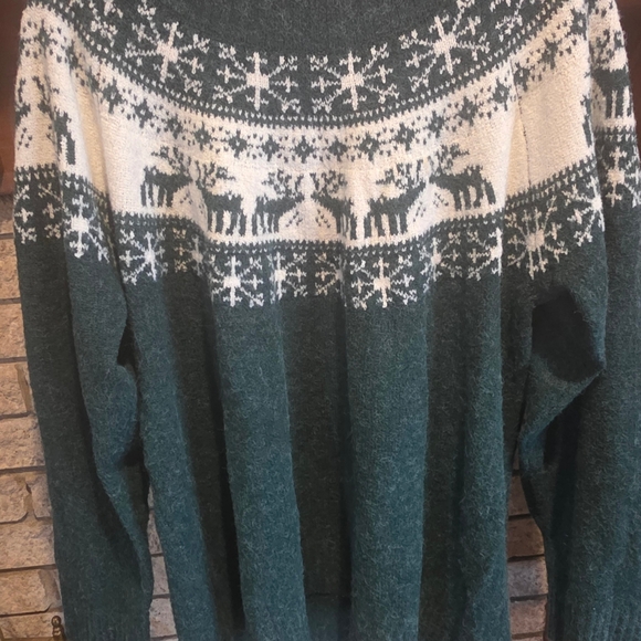 🎄 Maurices Dark Green Sweater with Reindeer and Snowflake Design - Picture 5 of 5